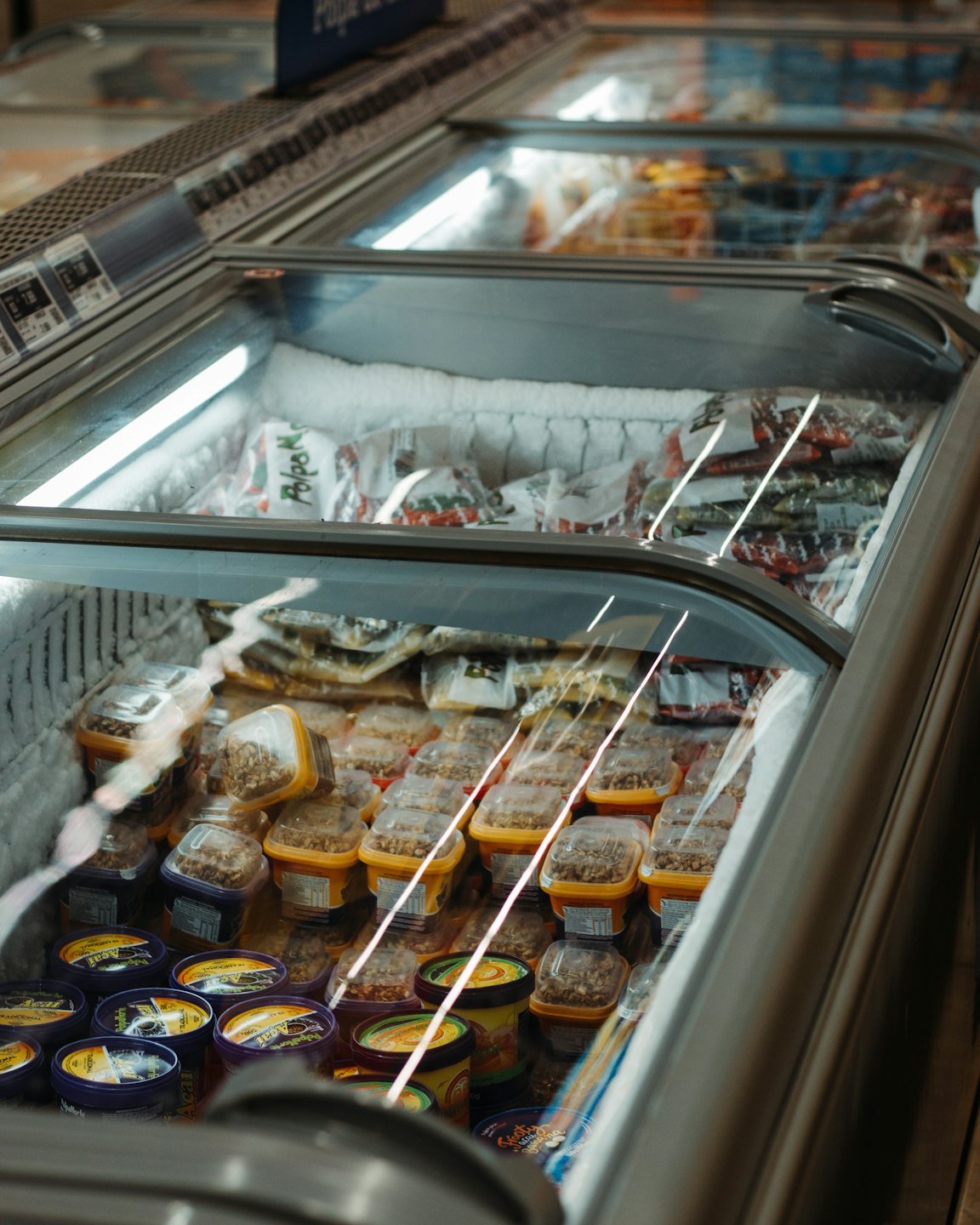 Mrożonki w zamrażarce supermarketu.